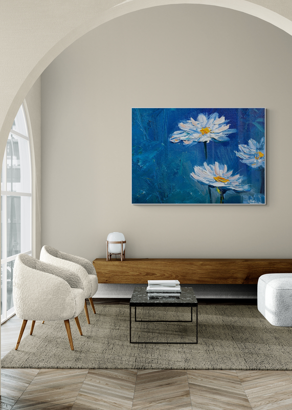 Mockup Poster Margarete pe fundal albastru