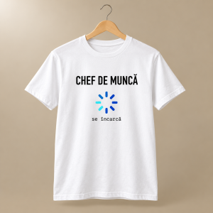 Tricou alb Chef de muncă, se încarcă cu text negru și simbol de încărcare albastru