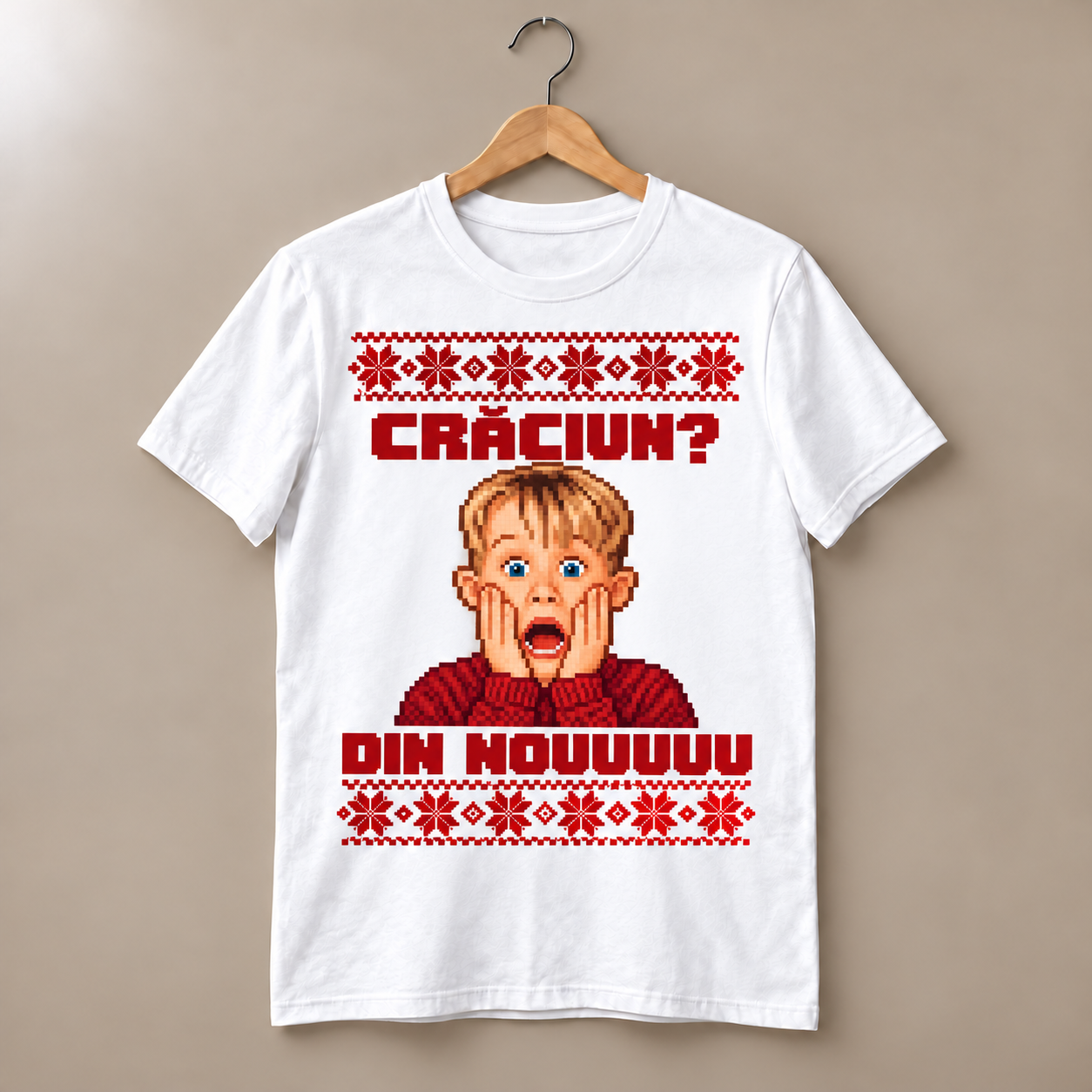 Tricou alb Crăciun? Din nouuuuu, cu băiat blond surprins, mâini pe obraji, portret din pătrățele și motive roșii