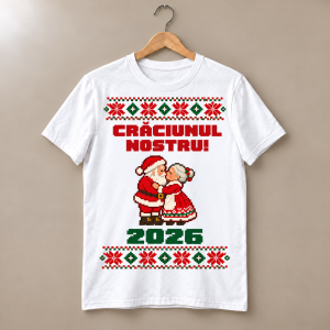 Tricou alb Crăciunul nostru 2026 cu Moș Crăciun sărutând-o pe doamna Crăciun, stil pixel și motive roșii și verzi