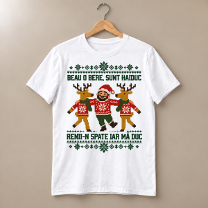 Tricou alb cu doi reni în două picioare care susțin un nene amețit, toți trei pe după umeri, cu textul Renii-n spate iar mă duc