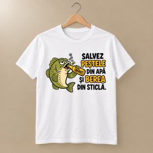 Tricou alb cu pește verde și mesajul Salvez peștele din apă și berea din sticlă