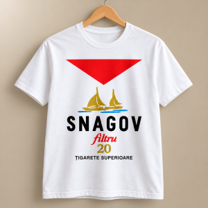Tricou alb Snagov retro cu triunghi roșu, două bărci aurii și inscripții vintage
