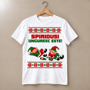 Tricou alb cu doi spiriduși beți căzuți pe jos, haine verde roșu alb negru, stil pixel și text spiridusi unguresc este