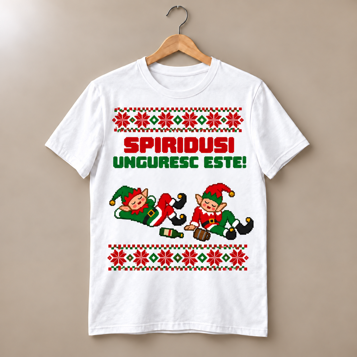 Tricou alb cu doi spiriduși beți căzuți pe jos, haine verde roșu alb negru, stil pixel și text spiridusi unguresc este