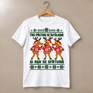 Tricou alb cu trei reni geometrici amețiți, ținând halbe și stând la sfat, text Trei păstori se întâlniră și așa se sfătuiră